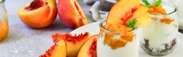 Osvežavajuće, brzo i letnje:  Lažni čizkejk sa breskvama (RECEPT)