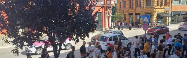 Održan protest ispred zgrade Gradske uprave zbog izgradnje vidikovca na Kablaru