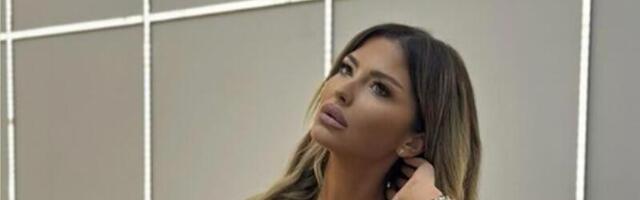 PRIZOR OPASAN PO SRCE: Voditeljka u bikiniju iz kog preti sve da ispadne, kristali zalepljeni za trbušnjake (FOTO/VIDEO)