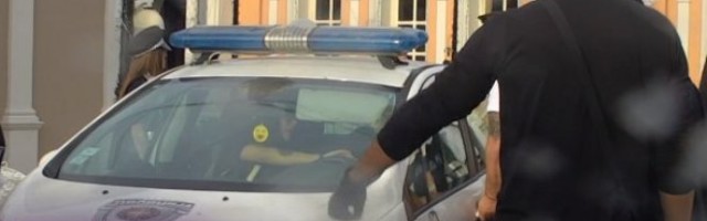 POLICIJA U ZADRUZI! Začule se SIRENE, zadrugari ISTRČALI KAO POMAHNITALI, nisu znali šta ih je snašlo! (FOTO)