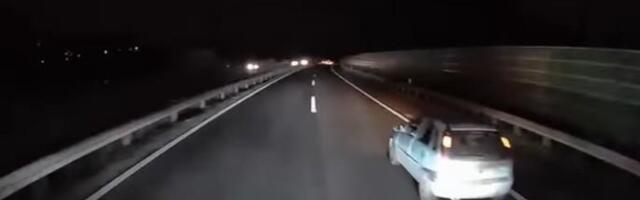 JEZIV SNIMAK SA AUTO-PUTA KOD TRANŠPEDA: Sa kamiona otpadali delovi, a onda "korsa" uletela u mrtav ugao! Pogledajte šta je uradio vozač, ljudi pobesneli