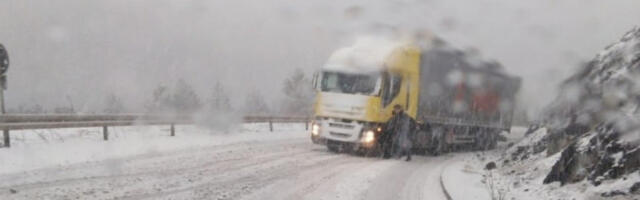 SNEG VEJAO CELE NOĆI U ZAPADNOJ SRBIJI! Ovi krajevi su potpuno paralisani, uvedena zabrana za saobraćaj!