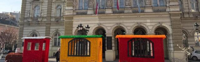 Pijanista „doradio“ novogodišnju dekoraciju u Novom Sadu: „Besplatan prevoz za funkcionere“