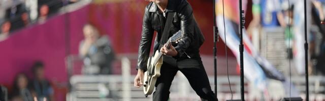 Legendarna rok grupa Green Day posvetila Trampu pesmu „American idiot“, a potom bila i cenzurisana