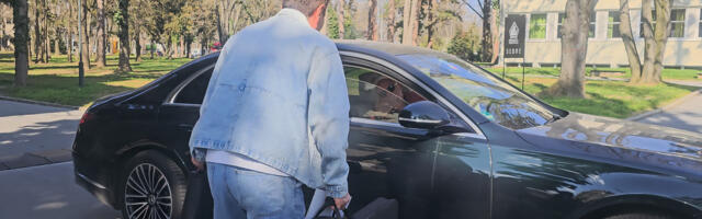 Mili se besnom mašinom zaleteo na Kebu ispred Granda, Kojić se izbezumio: “Ma, idi, bre, da l' si normalan?!”