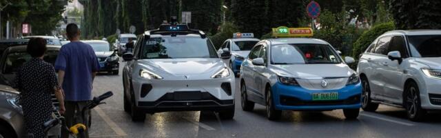 Scena iz Vuhana šokirala putnike, vozila bez kontrole: Robotaksiji stali usred saobraćaja!