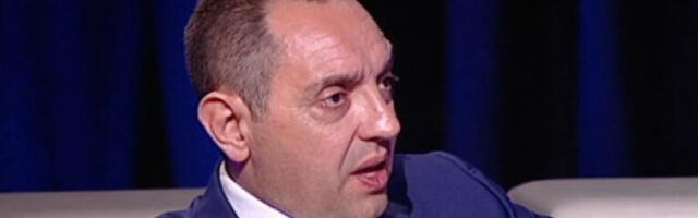 "BIRODIJU SMETA KAD POJEDINI MEDIJI HVALE VUČIĆA, ALI MU JE SASVIM U REDU KAD GA N1 PLJUJE"! Aleksandar Vulin nikad oštriji!