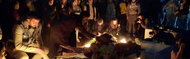 Tragedija u školi: Veliki broj građana pali sveće za stradale (FOTO)