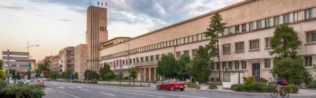 Opozicija najavila protest, kapuljaši postavili ogradu ispred Skupštine grada u NS