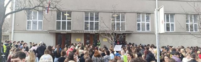 "Hajde da pokažemo gospođi Danki...": Protest ispred Pete gimnazije nakon skandalozne odluke direktorke (FOTO, VIDEO)