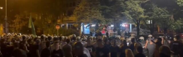 Ćerka žene koju je policajac ošamario ispred SNS-a na Vračaru otkriva šta se desilo (VIDEO)