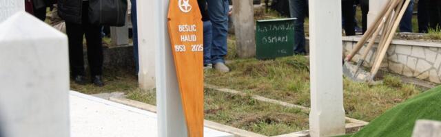 Dirljiv prizor pored groba Halida Bešlića: Supruga Sejda u suzama dočekala njegov rođendan
