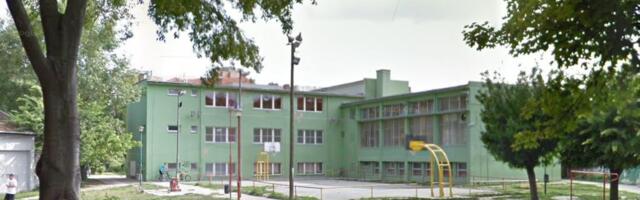 Nastavnica sa zabranom prilaska deci, dolazi svaki dan, vređa kolege i slika se sa sekirom u ruci: Panika u školi u Novom Sadu, roditelji i deca prestrašeni!