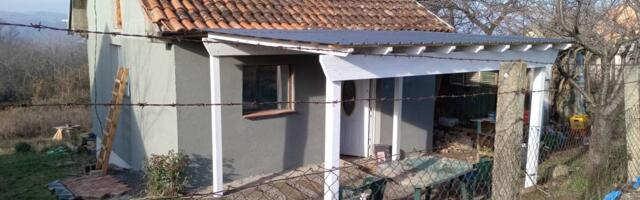 Peđa prodaje kuću na Ceru! Novi prozori, kupatilo, letnjikovac - sve za 16.000€, a ljudi ga isprozivali: "Na šta ti ovo liči?! Poruši to što pre!" FOTO