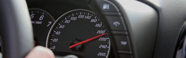 Ludačka vožnja: Nagario preko 200, još i snima (VIDEO)