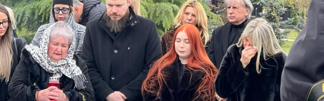 PEVAČICA JEDVA STOJI NA NOGAMA: Povukla se iz JAVNOSTI pa došla na godišnjicu smrti Saši Popoviću!