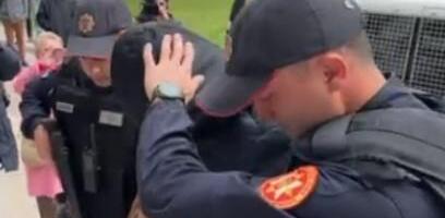 GRAĐANI SKANDIRALI "BANDO JEDNA" PRILIKOM PRIVOĐENJA ĐUKANOVIĆA U SUD! "Ua Crna Gora, to radite samo zbog imena i prezimena" (VIDEO)