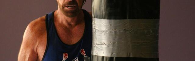 Fanovi tvrde "Nije Čak Noris hospitalizovan, već smrt" Evo koji je omiljeni vic slavnog glumca na njegov račun