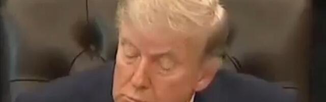 TRAMP ZASPAO USRED SASTANKA U BELOJ KUĆI: Godinama je bivšeg predsednika nazivao "Pospani Džo", ovo nije prvi put da je javno dremnuo pred kamerama (VIDEO)