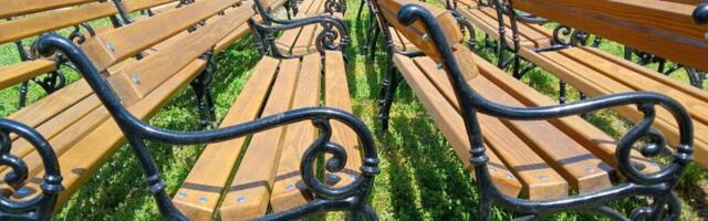 Opština Bečej: Donacija klupa nije niti prihvaćena niti odbijena, postupak je u privremenom zastoju