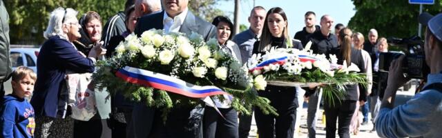 Vučević i Mesarović položili vence i stali kraj neutešnih roditelja - Pomen ubijenima u Duboni i Malom Orašju
