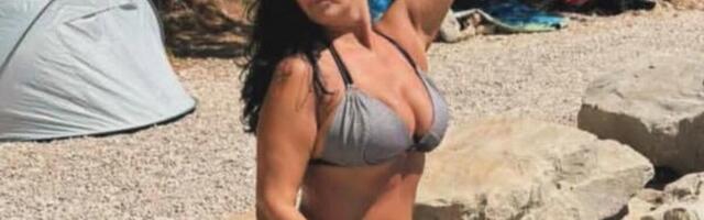 (FOTO) SKINULE SE SVEKRVA (55) I SNAJKA! Zagrmele u OSKUDNIM BIKINIJIMA: Ljudi ostali bez daha zbog SRPSKE PEVAČICE