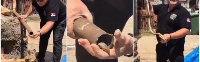 DRAMA U DVORIŠTU KOD VLADIČINOG HANA: Gospodar zmija sa juga Srbije se namučio dok je izvlačio smuka iz vodovodne cevi: Čekaj, bre, rođače! (FOTO/VIDEO)