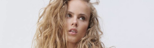 Bela majica i jeans suknja nikad nisu bili ovoliko sexy