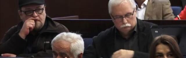 Građani protestovali ispred policijske stanice, traže kazne za lepljenje plakata protiv Stojana Markovića