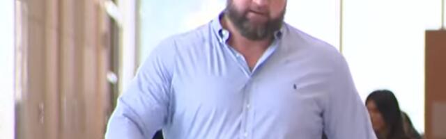 "IMA 2.08 M I 180 KILOGRAMA, MOGAO BI U ZATVOR AKO..." Pojavio se snimak dolaska Jokićevog brata u sud (VIDEO)