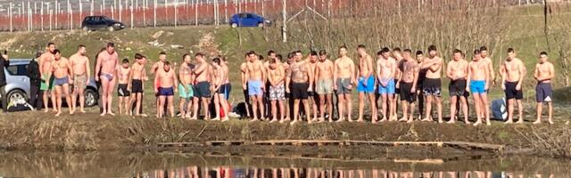 Petar Novković prvi doplivao do Časnog krsta na Toplici, plivalo 62 učesnika