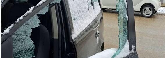 Nasiljem nas neće ućutkati i strahom zaustaviti: Kragujevačke opozicione stranke osuđuju demoliranje automobila aktiviste Mihajlovića