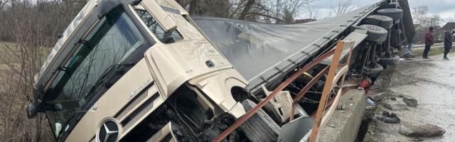 Pazrac šleperom probio bankinu i sletio u potok: Obustavljen saobraćaj zbog nesreće