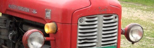 Da se levom rukom prekrstiš! Ne možete da verujete da je čovek ovakav traktor vozio (VIDEO)