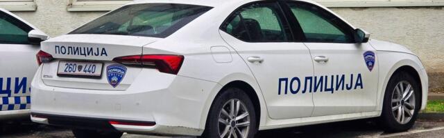 Alko-tester umalo eksplodirao: Muškarac vozio mrtav pijan, pa udario u dva parkirana vozila