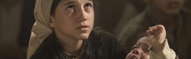 OVAKO DANAS IZGLEDA MALA DARA IZ JASENOVCA ZBOG KOJE JE PLAKALA CELA SRBIJA: Glumica izrasla u pravu LEPOTICU, radi na porodičnom imanju (FOTO)