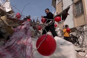 Шарени балони на рушевинама у Турској у спомен на страдалу децу