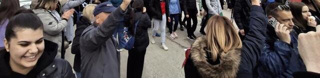 Studenti iz Kragujevca započeli pešačenje do Niša, ispratili ih građani (FOTO)