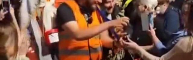 Grupa studenata, koja pešice ide u Hilandar po pravdu, dočkana i u Leskovcu (video)