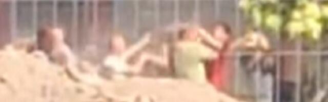 Užasna scena u Kuli, digla se prašina od pesničenja: Opšta tuča radnika u parku (VIDEO)