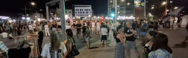 BLOKIRANA raskrsnica kod Zastavinog solitera na 24 ČASA: I u Kragujevcu skup podrške UHAPŠENIM STUDENTIMA (FOTO)