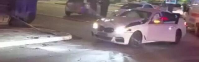 Nerealne scene u Novom Sadu: Kola prevrnuta nasred parkinga, delovi po putu (VIDEO)