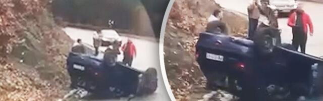 Automobil završio na krovu: Saobraćajna nezgoda kod Priboja (VIDEO)