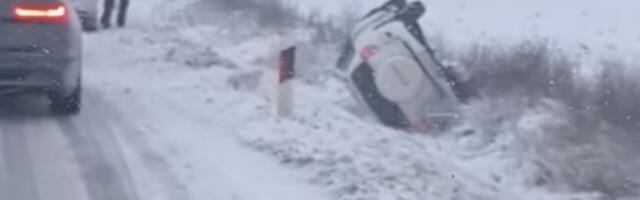 Jezive fotografije kod Bačkog Petrovca! Auto tokom snežne mećave sleteo s puta