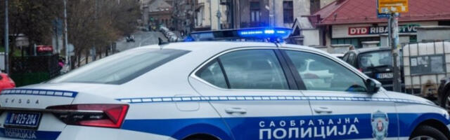 TEŠKA SAOBRAĆAJKA U BEOGRADU! Automobil sleteo sa auto-puta kod "Laste"! (FOTO)