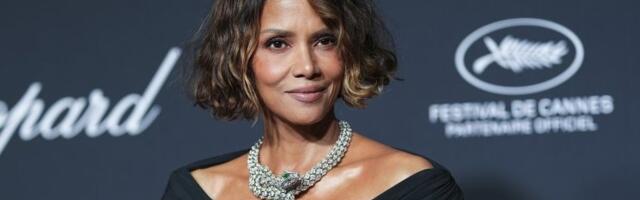 Pozirala samo u džemperu i cipelama na štiklu: Glumica ostala bez pantalona za Dan zaljubljenih