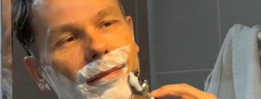 MINISTAR MALI POKAZAO KAKO MU IZGLEDA RADNI DAN KAD IDE S VUČIĆEM: Od jutarnjeg brijanja do kasnog popodneva, evo šta je radio i gde je sve bio (VIDEO)