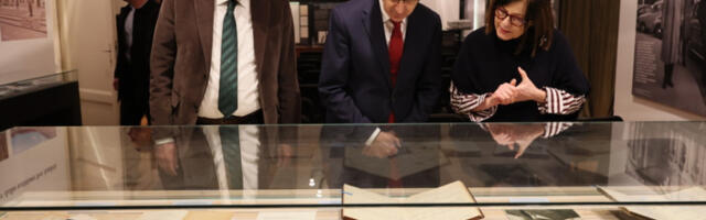 ​Премијер Мацут у посети Државном архиву Србије