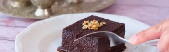 Mokar kolač, natopljen čokoladom.. mmm! (VIDEO)