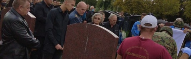 (VIDEO) DAJTE MI SINA! IDEM KOD MOG DEJANA! Jecaji odjekivali Bežanijskim grobljem: Pogledajte POTRESNI GOVOR na sahrani majora Krsnika